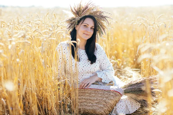 Портрет Молодої Дівчини Красивій Сукні Йде Пшеничному Полі Високоякісна Фотографія — стокове фото