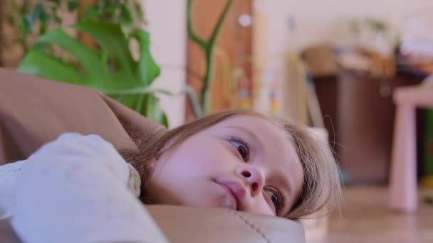 Κοντινό Πλάνο Πορτρέτο Κοριτσάκι Βρίσκονται Στο Κρεβάτι Και Παρακολουθήσετε Τηλεόραση — Αρχείο Βίντεο