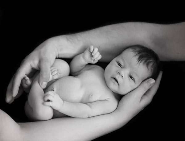 Black White Photo Newborn Baby Being Held Parents High Quality — Stock Photo, Image