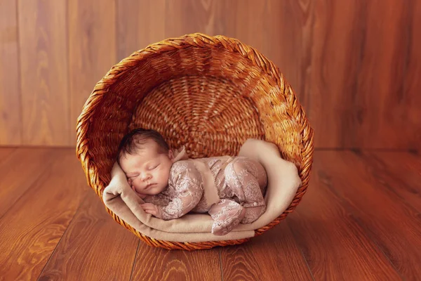 Schattig Slapende Pasgeboren Baby Een Houten Mandje Hout Achtergrond Sluit — Stockfoto
