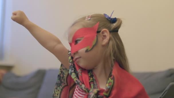 Маленька Дівчинка Костюмі Супергероя Грає Вдома Стоячи Ліжку Піднятою Рукою — стокове відео