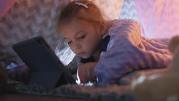 Dziewczynka Używająca Tabletki Nocy Mała Słodka Dziewczyna Leżąca Pod Kołdrą — Wideo stockowe