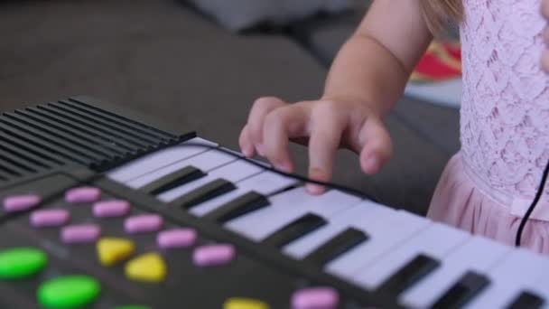 Νήπιο Παίζει Πιάνο Στο Σαλόνι Του Σπιτιού Μαθήματα Μουσικής Χαρούμενο — Αρχείο Βίντεο