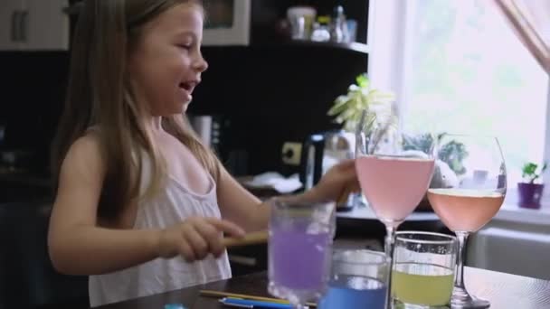 Liten Flicka Småbarn Spelar Musik Glas Med Vatten Mot Kök — Stockvideo