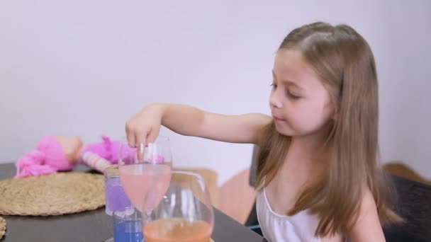 Mała Dziewczynka Wkłada Palec Szklanki Wody Kolorowej Kuchni Uroczy Maluch — Wideo stockowe