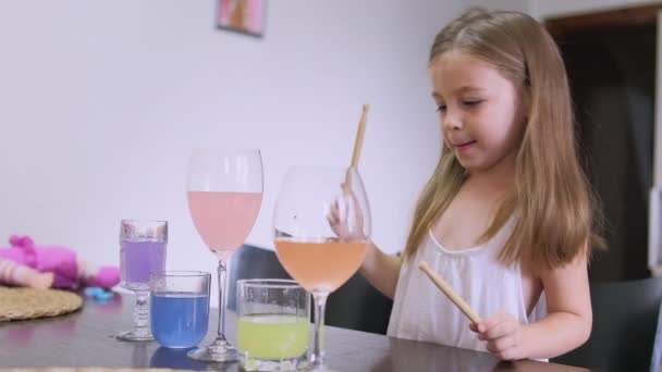 Lilla Flicka Barn Spelar Musik Med Trumpinnar Glas Vatten Köket — Stockvideo