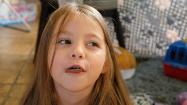 Yakın plan. Çikolata yiyen küçük bir kız. Yüksek kalite fotoğraf