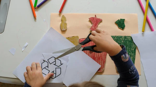 做垃圾箱招贴画的小女孩 在幼儿园或小学进行分类 循环利用教育概念 高质量的照片 — 图库照片