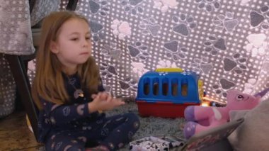 Yakın plan. Çikolata yiyen küçük bir kız. Yüksek kalite fotoğraf