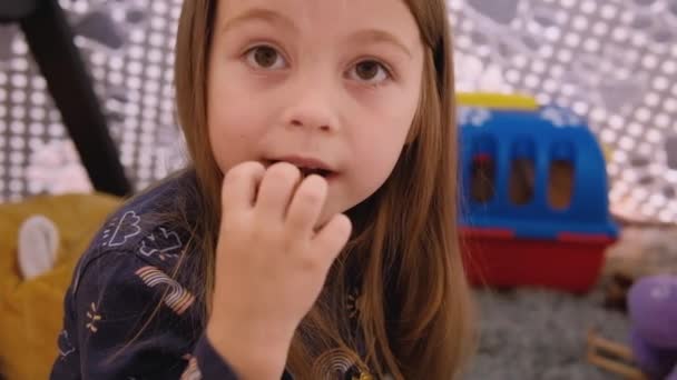 Zbliżenie Dziewczynka Czekoladowe Cukierki Wysokiej Jakości Zdjęcie — Wideo stockowe