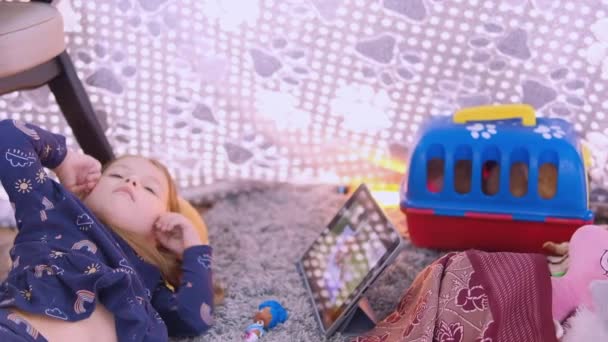 Dětský Domov Leží Domě Přikrývky Židlí Sleduje Kreslené Filmy Tabletu — Stock video