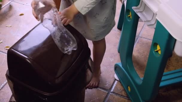 Mała Dziewczynka Wyrzuca Plastikową Butelkę Kosza Śmieci Wysokiej Jakości Materiał — Wideo stockowe
