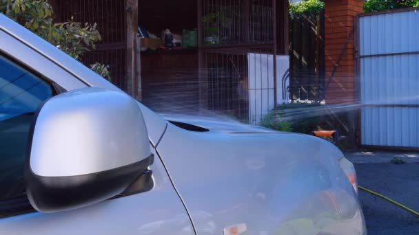 Arabayı Yıkama Makinesiyle Yıkayan Adam Elektrikli Süpürge Elektrikli Süpürge Şampuan — Stok video