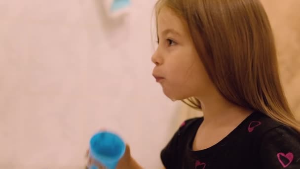Ένα Μικρό Κοριτσάκι Ξεπλένει Στόμα Της Και Φτύνει Νερό Υψηλής — Αρχείο Βίντεο