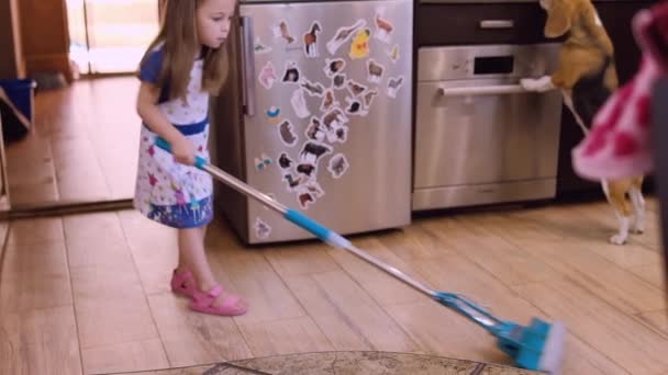 Ένα Μικρό Κοριτσάκι Σφουγγαρίζει Πάτωμα Της Κουζίνας Υψηλής Ποιότητας Υλικό — Αρχείο Βίντεο
