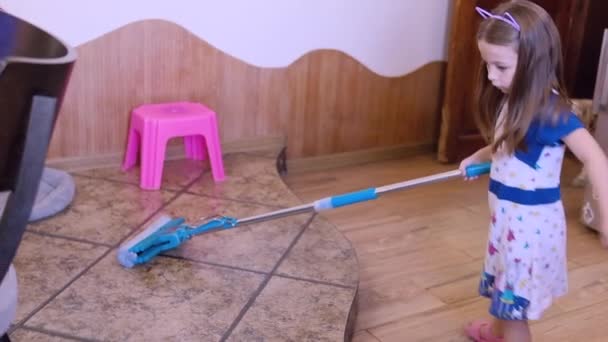 Ένα Μικρό Κοριτσάκι Σφουγγαρίζει Πάτωμα Της Κουζίνας Υψηλής Ποιότητας Υλικό — Αρχείο Βίντεο