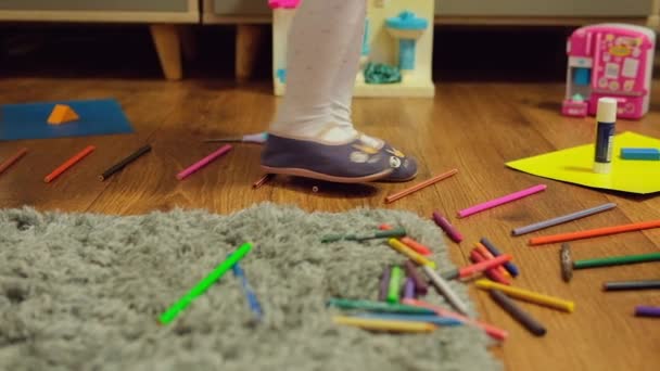 Mała Dziewczynka Chodzi Kolorowych Ołówkach Wysokiej Jakości Materiał Filmowy Fullhd — Wideo stockowe