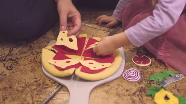 Dziewczynka Matką Bawiącą Się Pizzą Dziecko Wieku Przedszkolnym Bawiące Się — Wideo stockowe