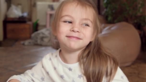 Portret Małej Uśmiechniętej Dziewczynki Która Pociera Brzuch Mówi Jest Głodna — Wideo stockowe