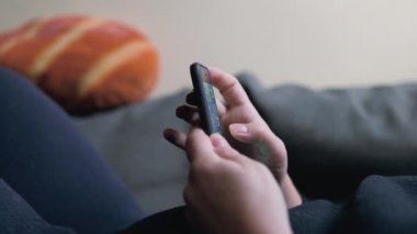 Akıllı telefon kullanan ve tutan, dokunmatik ekranda aşağı yukarı kaydıran, mesaj gönderen genç kadınların ellerini kapatın. Yüksek kalite 4k görüntü