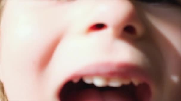 Mała Biała Dziewczynka Uśmiechnięta Białymi Zębami Patrząca Kamerę Otwórz Usta — Wideo stockowe