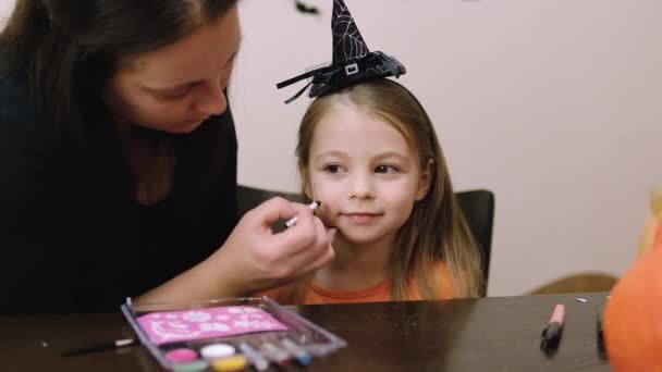 Vrouw Doet Halloween Make Voor Een Klein Vrolijk Meisje Kostuum — Stockvideo