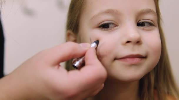 Tanımlanamayan Bir Kadın Göz Makyajı Yapıyor Beyaz Bir Kızın Yüzüne — Stok video