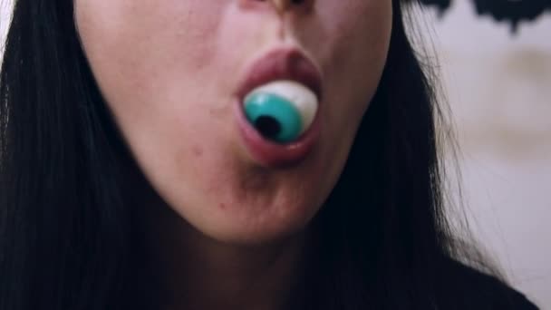 Une Femme Qui Mange Des Bonbons Pour Les Yeux Vampire — Video
