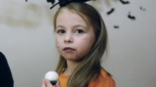 Dziewczynka Jedząca Wampirze Słodycze Impreza Halloween Wysokiej Jakości Materiał Filmowy — Wideo stockowe