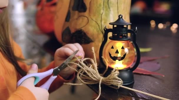 Gør Det Selv Børn Halloween Hjemmeaktiviteter Håndlavede Legetøj Hekse Kost – Stock-video