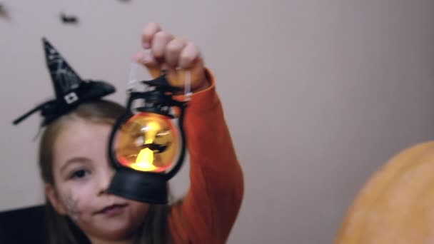 Mała Dziewczynka Przebrana Czarownicę Dyniową Latarnią Przygotowuje Się Świętowania Halloween — Wideo stockowe