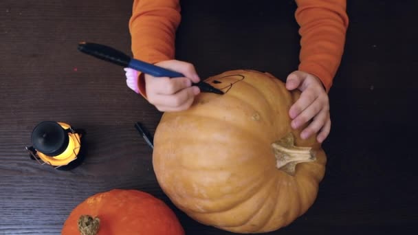Šťastné Usmívající Rodina Matka Dcera Dělat Halloween Domácí Dekorace Společně — Stock video