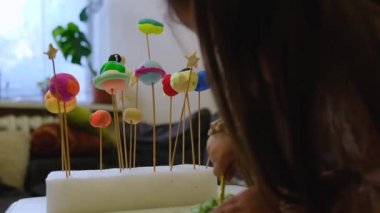 Çocuk yatağının üzerinde asılı duran güneş sistemi modeli. Çocuk konsepti için DIY aktivitesi. Seçici odaklanma. Yüksek kaliteli FullHD görüntüler