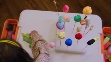 Çocuk yatağının üzerinde asılı duran güneş sistemi modeli. Çocuk konsepti için DIY aktivitesi. Seçici odaklanma. Yüksek kaliteli FullHD görüntüler