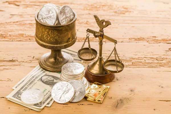 Masadaki Gümüş Para — Stok fotoğraf