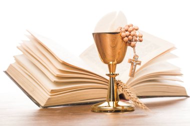 Komünyon kadehi masanın üstünde.