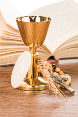 Komünyon kadehi masanın üstünde.