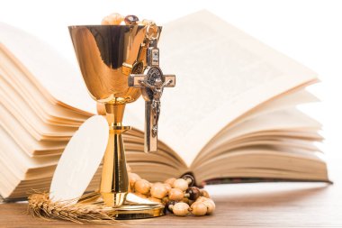 Komünyon kadehi masanın üstünde.