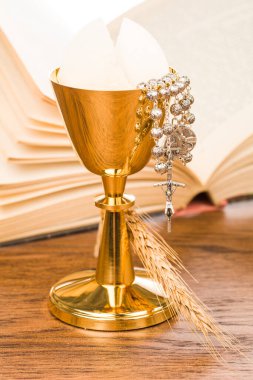 Komünyon kadehi masanın üstünde.