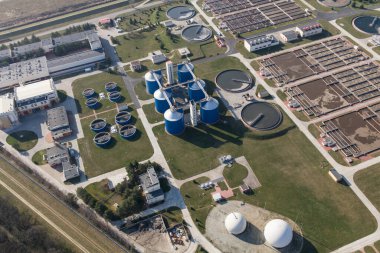 Polonya Wroclaw 'daki atık su arıtma tesisinin hava görüntüsü