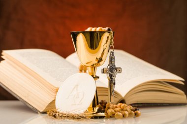 Kutsal komünyon kadehi beyaz masada.