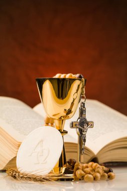 Kutsal komünyon kadehi beyaz masada.