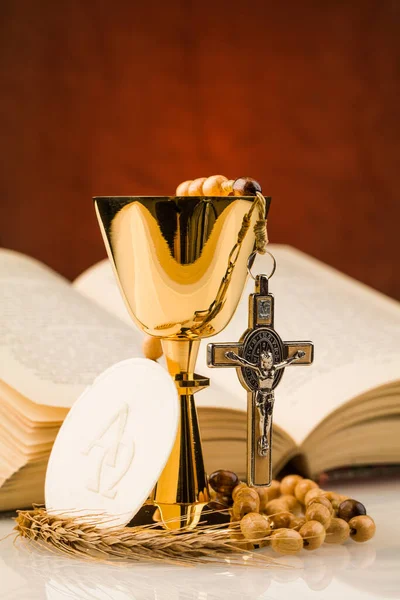 Kutsal Komünyon Kadehi Beyaz Masada — Stok fotoğraf