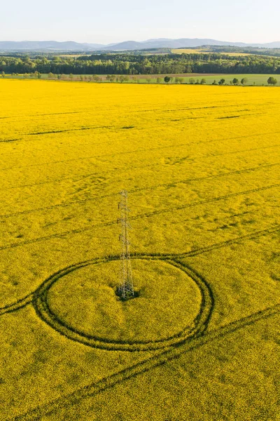 ポーランドのニサ市近郊の収穫畑の送電塔の空中写真 — ストック写真