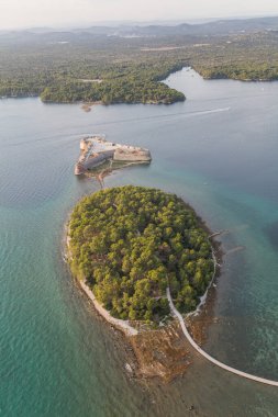 Sibenik kenti yakınlarındaki Hırvatistan kıyı şeridinin havadan görüntüsü.
