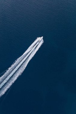Sibenik kenti yakınlarındaki Hırvatistan kıyı şeridinin havadan görüntüsü.