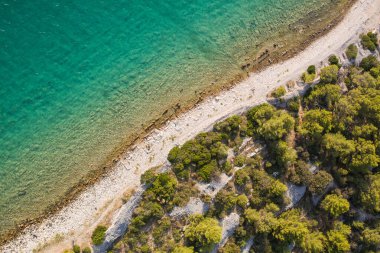Sibenik kenti yakınlarındaki Hırvatistan kıyı şeridinin havadan görüntüsü.