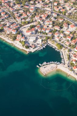 Sibenik kenti yakınlarındaki Hırvatistan kıyı şeridinin havadan görüntüsü.