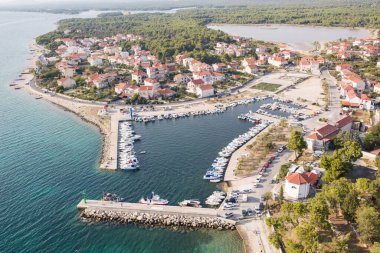 Sibenik kenti yakınlarındaki Hırvatistan kıyı şeridinin havadan görüntüsü.