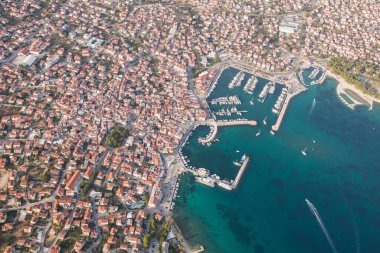 Hırvatistan 'ın Vodice kenti yakınlarındaki kıyı şeridinin havadan görüntüsü.